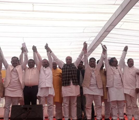 दिल्ली में शिक्षकों का बड़ा आंदोलन:सिद्धार्थनगर के शिक्षकों ने पहुंचकर ‘TET’ नियम का किया विरोध, सांसद जगदंबिका पाल ने किया संबोधित