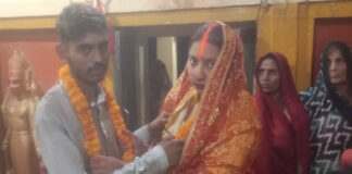 प्रेमी युगल ने थाने की पंचायत के बाद मंदिर में रचाई शादी