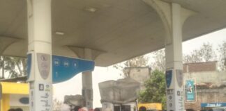निचलौल में पेट्रोल पंपों पर डीजल-पेट्रोल की किल्लत:लोग लंबी लाइन लगाने के मजबूर, गन्ने की खेत सूखने की कगार पर