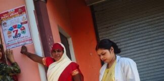 दस्तक अभियान में आशा कार्यकर्ता कर रहीं जागरूक:परसपुर गांव में पोस्टर लगाकर दी जा रही 7 बिंदुओं की जानकारी