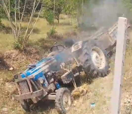 श्रावस्ती में अनियंत्रित ट्रैक्टर-ट्रॉली खाई में पलटी, आग लगी:हादसे में दो लोग घायल, ग्रामीणों ने बचाई जान