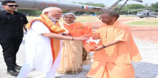 प्रधानमंत्री मोदी पहुंचे वाराणसी, एयरपोर्ट पर मुख्यमंत्री समेत कई नेताओं ने किया स्वागत