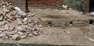 नासिरगंज में पुलिस चौकी के पीछे नाली टूटी:सड़क पर गंदा पानी, राहगीर परेशान; बीमारियों का खतरा