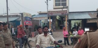 बृजमनगंज में बिना हेलमेट बाइक चालकों के चालान कटे:पुलिस ने दुर्घटना रोकने और अपराध पर अंकुश लगाने को चलाया अभियान