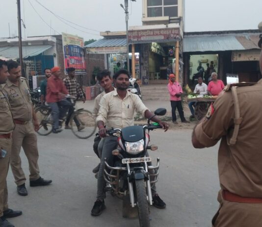 बृजमनगंज में बिना हेलमेट बाइक चालकों के चालान कटे:पुलिस ने दुर्घटना रोकने और अपराध पर अंकुश लगाने को चलाया अभियान