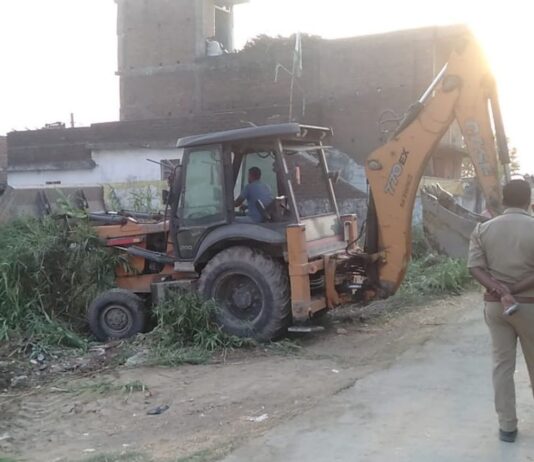 अमहवा में अतिक्रमण पर चला बुलडोजर:30 डिसमिल खलिहान की जमीन करवाया खाली, कई बार जारी किया था नोटिस