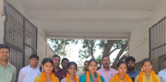 यूपी बोर्ड के मेधावी का सम्मान:असिधवा चेतिया में प्रधानाचार्य और शिक्षकों ने किया सम्मानित