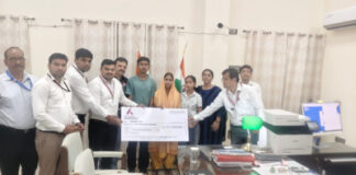 मंडल रेल प्रबंधक ने स्व0 हेमराज की पत्नी को सौंपा 1 करोड़ 8 लाख का चेक