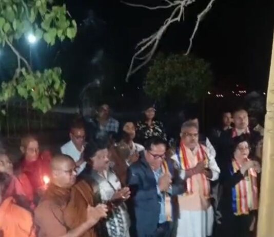 कंबोडियाई राजदूत ने श्रावस्ती में दिया विश्व शांति का संदेश:बौद्ध तपोस्थली में 2500 दीप जलाकर की विशेष पूजा-अर्चना