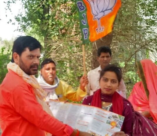 ब्लॉक प्रमुख ने लोगों से की मुलाकात:कुदरहा में घर-घर जाकर सरकारी योजनाओं की जानकारी दी