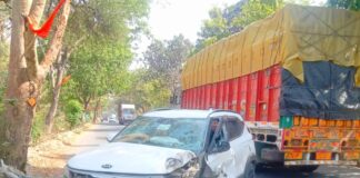 बस्ती में टायर फटने से पेड़ से टकराई कार:एक युवक सहित तीन घायल