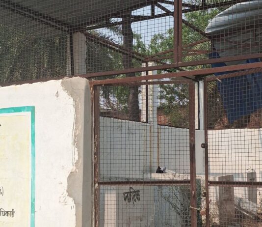 झुडिया बुजुर्ग में आरआरसी सेंटर जर्जर:3 साल में बदहाल हुआ लाखों का केंद्र, स्वच्छता अभियान फेल