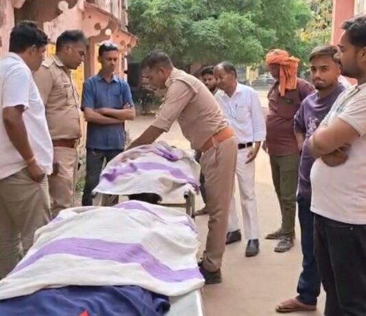 महराजगंज में जनरेटर से टकराकर दंपती की मौत:पिकअप से टोचन कर जाते समय हुई टक्कर, उछलकर सड़क पर गिरे, चालक गिरफ्तार