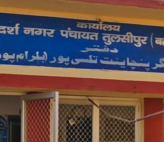 तुलसीपुर की वीआईपी कॉलोनी में जल निकासी समस्या:5 साल से कोई काम नहीं, घरों में घुस रहा बारिश का पानी