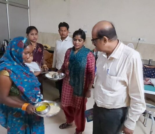 बस्ती के कैली अस्पताल में घटिया भोजन परोसा जा रहा:दाल पतली, रोटियां कच्ची; संयुक्त निदेशक ने उठाए सवाल