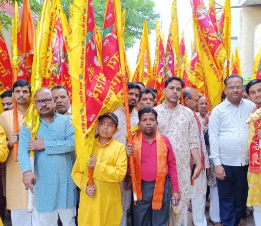 सिसवा में हनुमान जन्मोत्सव पर निकली निशान शोभायात्रा:सैकड़ों श्रद्धालुओं ने लिया भाग, भक्त शिरोमणि के जयकारों से गूंजा कस्बा