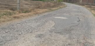 खेसरहा में पनघटिया-अजगरा मार्ग जर्जर:दो विधानसभा क्षेत्रों के बीच फंसी सड़क, लोग परेशान