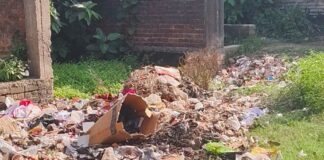 गिलौला थाने के सामने गंदगी का अंबार:राहगीर व स्थानीय लोग परेशान, संक्रामक बीमारियों का खतरा