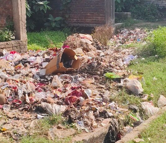 गिलौला थाने के सामने गंदगी का अंबार:राहगीर व स्थानीय लोग परेशान, संक्रामक बीमारियों का खतरा