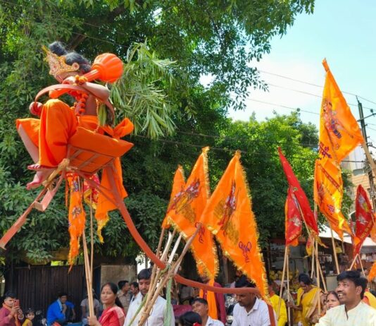 नानपारा में बालाजी जन्मोत्सव, नगर में निकली शोभायात्रा:जगदीश्वरी मंदिर के निकट सुंदरकांड पाठ, झांकियां बनीं आकर्षण का केंद्र