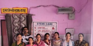 मल्हीपुर सीएचसी में अंबेडकर की जयंती मनी:डॉक्टरों-कर्मियों ने पुष्प अर्पित कर दी श्रद्धांजलि