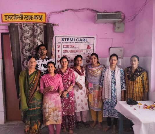 मल्हीपुर सीएचसी में अंबेडकर की जयंती मनी:डॉक्टरों-कर्मियों ने पुष्प अर्पित कर दी श्रद्धांजलि