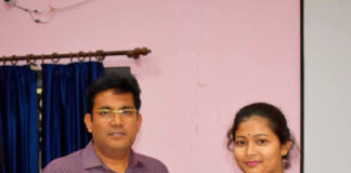 सुबह करीब छह बजे पुआल से लदे एक पिकअप वैन में अचानक लगी आग