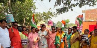 बस्ती में ‘जन आक्रोश महिला सम्मेलन’:महिलाओं ने नारेबाजी करके अधिकारों की आवाज उठाई, पुतला दहन किया