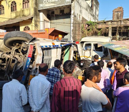 परतावल चौराहे पर ट्रेला-डम्पर की टक्कर, चालक की मौत:परतावल में भोर में हुआ हादसा, एक दुकान भी क्षतिग्रस्त