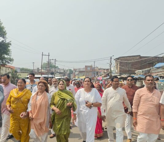 भाजपा ने नारी शक्ति वंदन अधिनियम पर निकाला जुलूस:महराजगंज में सदर विधायक और जिला उपाध्यक्ष ने किया नेतृत्व