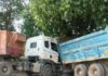 तेज रफ्तार कंटेनर ने खड़े डंपर को टक्कर मारी:इकौना में बड़ा हादसा टला, चालक-परिचालक सुरक्षित