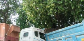 तेज रफ्तार कंटेनर ने खड़े डंपर को टक्कर मारी:इकौना में बड़ा हादसा टला, चालक-परिचालक सुरक्षित