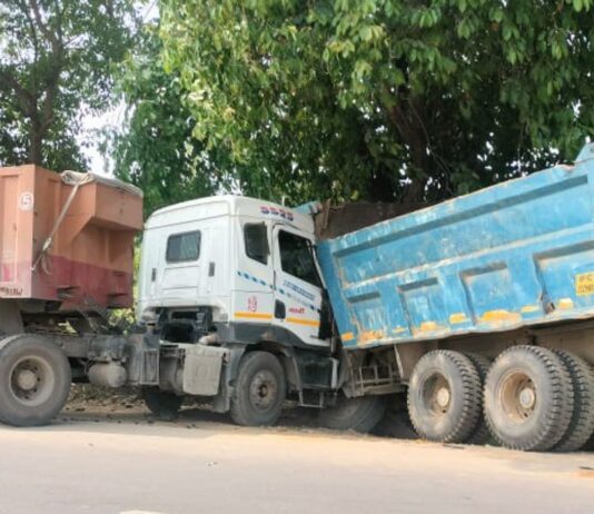 तेज रफ्तार कंटेनर ने खड़े डंपर को टक्कर मारी:इकौना में बड़ा हादसा टला, चालक-परिचालक सुरक्षित