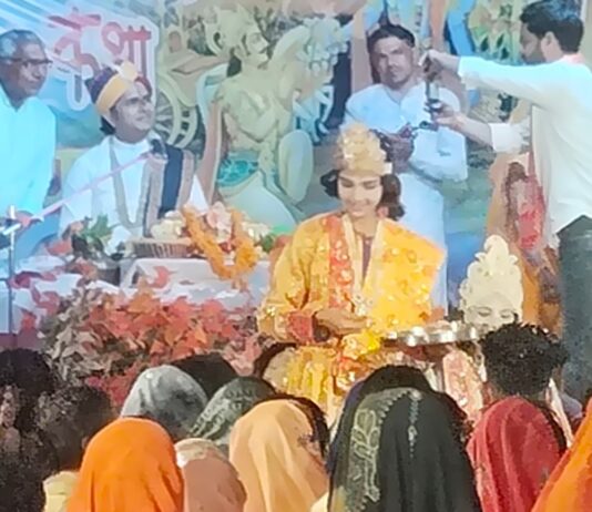 बृजमनगंज में श्रीमद् भागवत कथा जारी:योगेंद्र कृष्ण शास्त्री ने कराया गीता श्रवण, कृष्ण लीला की झांकी