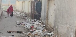 गिलौला में कॉलेज मार्ग पर कूड़े का ढेर:छात्राओं, अध्यापकों और ग्रामीणों को आवागमन में परेशानी