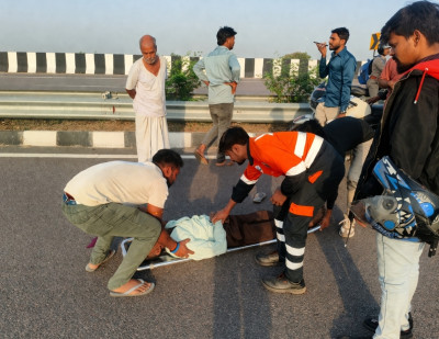 कानपुर: तेज रफ्तार बाइक डिवाइडर से टकराई, बच्चे समेत तीन की मौत, एक बच्ची गंभीर