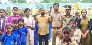 कोठीभार पुलिस ने सिसवा में चलाया जागरूकता अभियान:मिशन शक्ति टीम ने बालक-बालिकाओं को दी योजनाओं की जानकारी