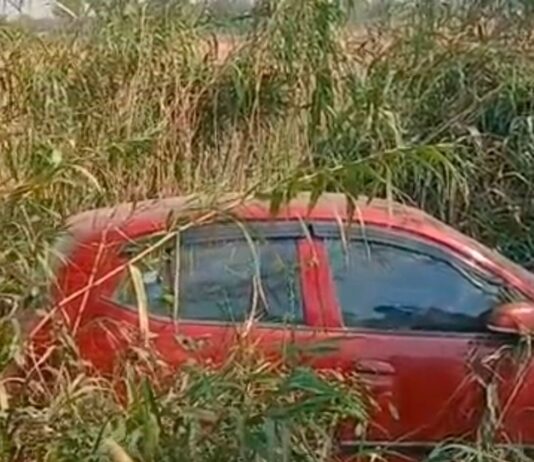 कप्तानगंज में बेकाबू कार गड्ढे में गिरी:दुर्घटना में तीन युवक घायल, लखनऊ से गोरखपुर जाते समय हादसा