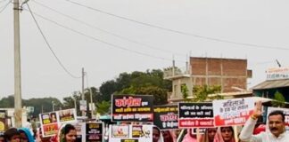 मिठौवा चौराहे पर जन आक्रोश रैली, महिलाओं की भारी भागीदारी:नारी सम्मान, अधिकारों और 33% आरक्षण की मांग को लेकर प्रदर्शन