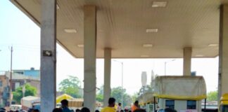 कटहरी पेट्रोल पंप पर ईंधन संकट:शुक्रवार से खत्म, मंगलवार सुबह से लगी वाहनों की कतारें