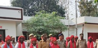 नवाबगंज थाने में 49 चौकीदार सम्मानित:साइकिल, टॉर्च और साफा देकर किया गया सम्मान