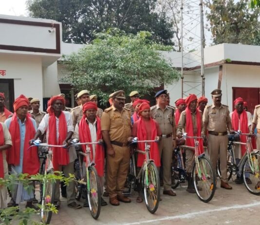 नवाबगंज थाने में 49 चौकीदार सम्मानित:साइकिल, टॉर्च और साफा देकर किया गया सम्मान