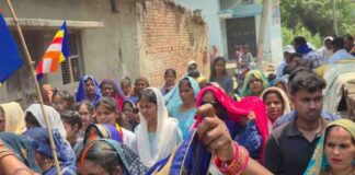 बरवां सोनिया में अंबेडकर जयंती पर निकली भव्य शोभायात्रा:नीले झंडा और जयकारों से गूंजा क्षेत्र, बुद्ध विहार में रात में होगा कार्यक्रम