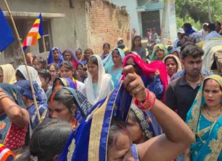 बरवां सोनिया में अंबेडकर जयंती पर निकली भव्य शोभायात्रा:नीले झंडा और जयकारों से गूंजा क्षेत्र, बुद्ध विहार में रात में होगा कार्यक्रम