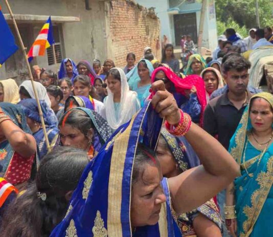 बरवां सोनिया में अंबेडकर जयंती पर निकली भव्य शोभायात्रा:नीले झंडा और जयकारों से गूंजा क्षेत्र, बुद्ध विहार में रात में होगा कार्यक्रम