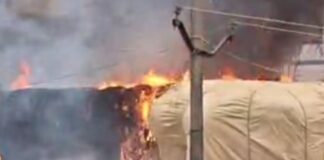चलती ट्रक में लगी भीषण आग, VIDEO:संग्रामपुर चौराहे पर एक घंटे तक जलती रही, फायर ब्रिगेड ने पाया काबू