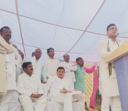 “शेर-ए-पूर्वांचल” के नारों से गूंजा अमहवा चौराहा:लंबे समय बाद जनसभा में पहुंचे पूर्व मंत्री अमरमणि त्रिपाठी, बोले—आखिरी सांस तक क्षेत्र की सेवा करूंगा