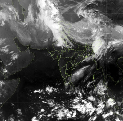 आसमान पर बादलों का डेरा, राष्ट्रीय राजधानी दिल्ली एनसीआर में बरसा पानी, मौसम हुआ सुहाना