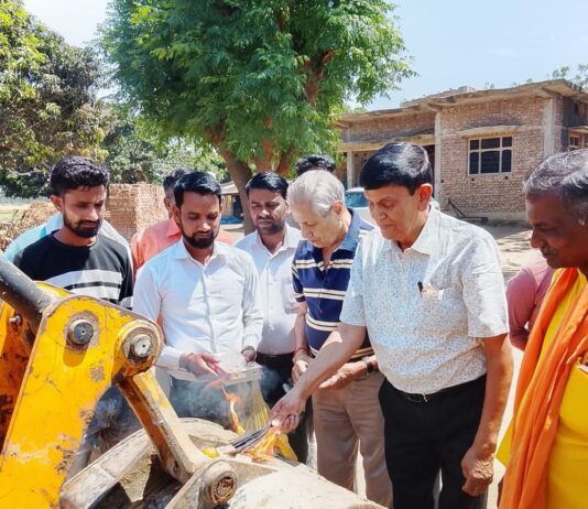 झुलनीपुर-चंपा देवी मार्ग का कायाकल्प शुरू:महाविद्यालय के प्रबंधक विजय नाथ मिश्र ने फीता काटकर किया उद्घाटन