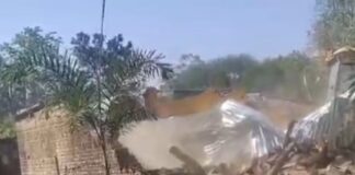 सरकारी जमीन पर अवैध निर्माण ध्वस्त:नानपारा तहसील प्रशासन ने जेसीबी से की कार्रवाई